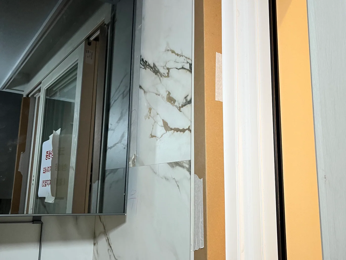 주방 벽면과 상판을 함께 보여주는 시공 사진